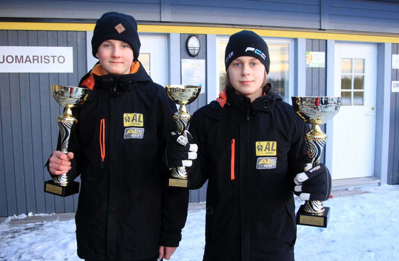 AL-Härmän Jesper Rantanen (vas.) ja Joona Ojala ajoivat kaksoisvoittoon 125-kuutioisten luokassa.