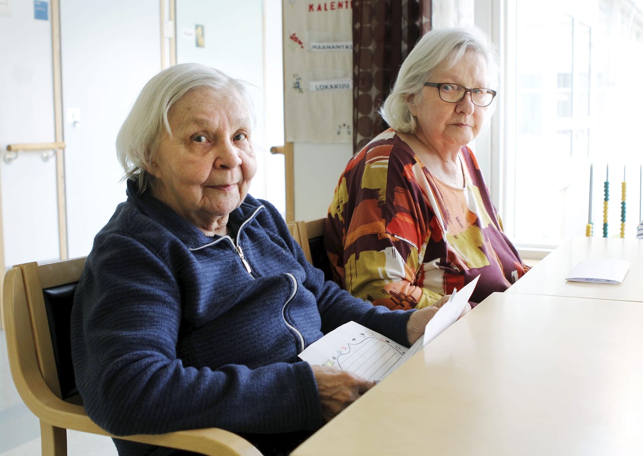 Terttu Kormano ja Milja Ahava ryhtyivät heti lukemaan kirjeitään. Posti tuo harvoin henkilökohtaisen kirjeet ja siksi siitä iloittiin kovasti.
