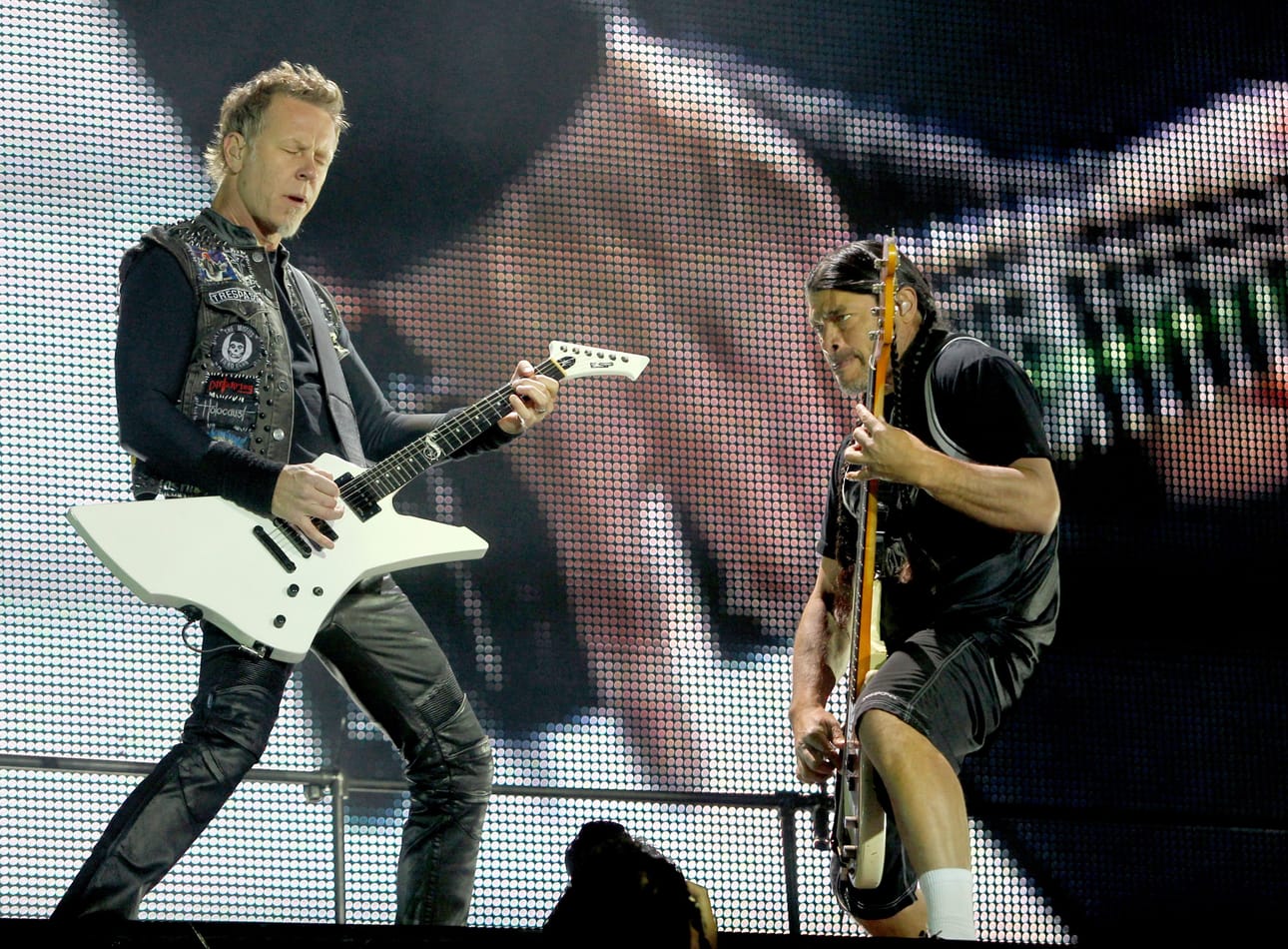 Metallican James Hetfield ja Robert Trujillo lauantaina Rock am Ring -festivaalilla Nürburgringin kilparadalla.