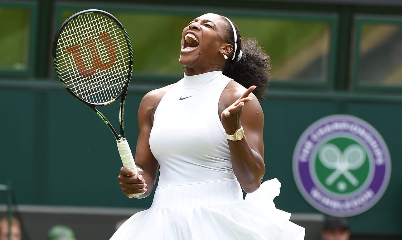 Serena Williams juhli voittoa Wimbledonin tennisturnauksen avausottelussa.