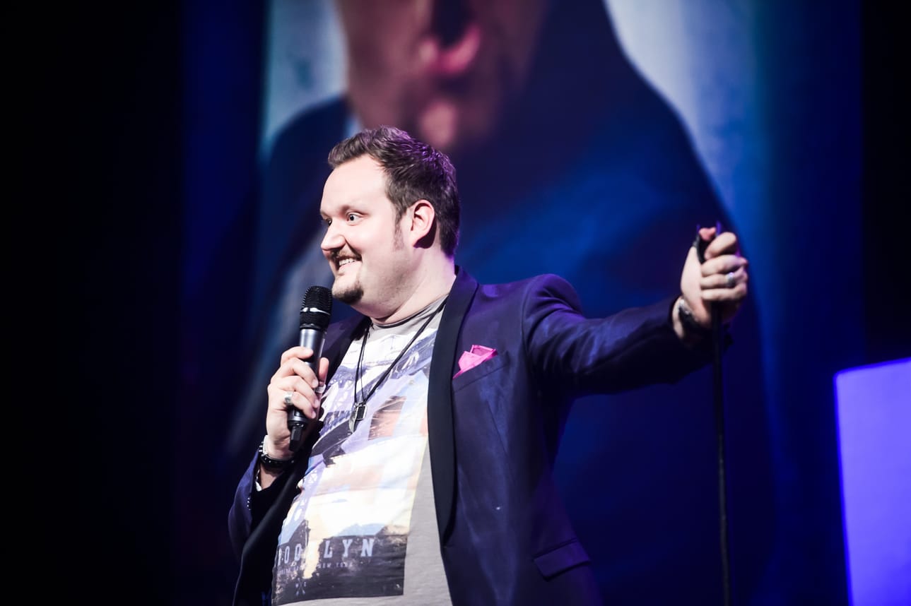 Oulu on Sami Hedbergille tuttu esiintymiskaupunki. "Ookko nää nauranu -klubilta olen aloitellut vuonna 2006, ja siitä lähtien olen käynyt Oulussa vuosittain. Madetojan salissa olen esiintynyt paljon."