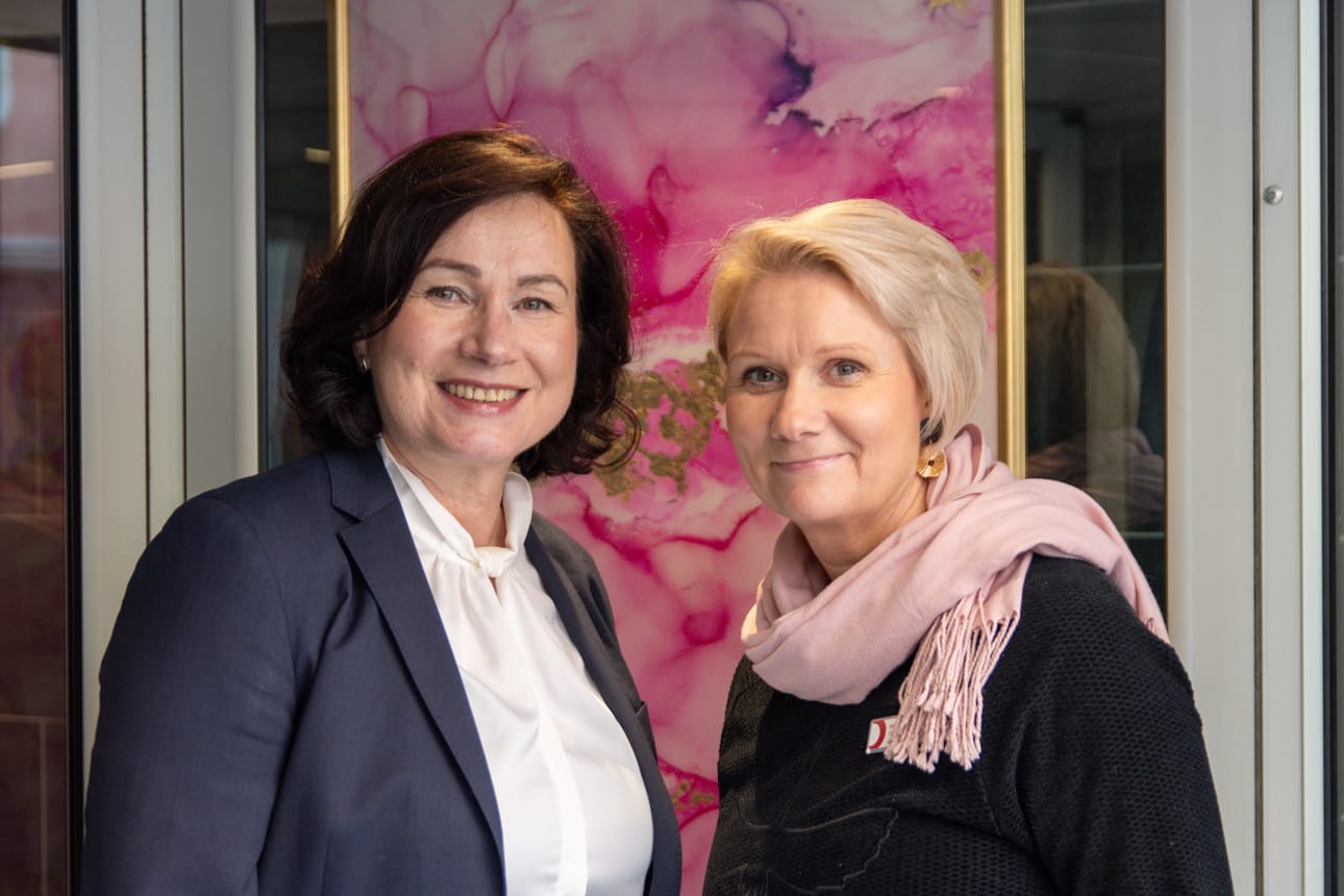 Original Sokos Hotel Arinan hotellijohtaja Päivi Kaarlela ja taiteilija Sanna Anttonen esittelevät Abstraktin Aistimatkan, joka tuo oululaisten onnellisuuden näkyväksi ja jaettavaksi osaksi Oulu2026-kulttuuripääkaupunkivuotta.