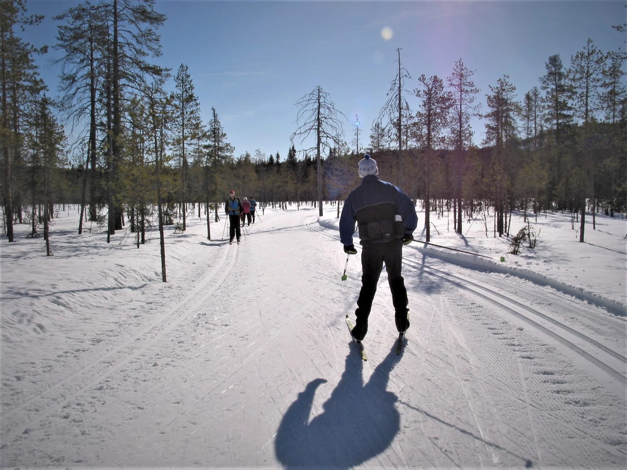 Pudasjärvellä toimivan uuden hankkeen ohjauksilla tuetaan yrittäjien kokonaisvaltaista hyvinvointia. Liikunta on yksi keino lisätä hyvinvointia – talviaikaan voi lähteä vaikka luontoon hiihtoladulle hengähtämään.