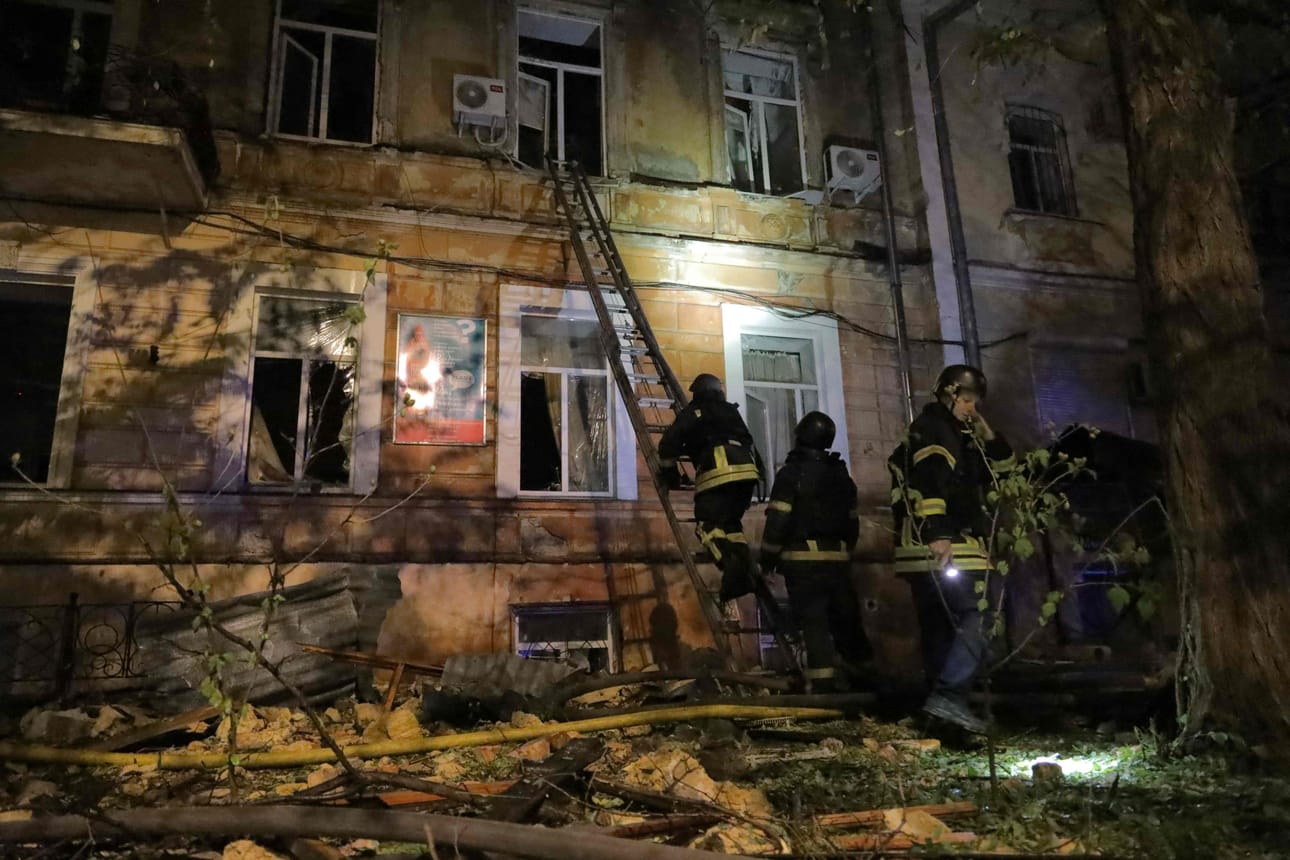 Ukrainan sota jatkuu kiivaana jo kolmatta vuotta. Pelastustyöntekijät raivasivat torstain vastaisena yönä Venäjän pommi-iskun jälkiä Odessassa.