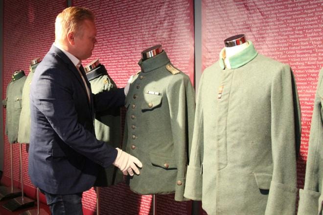Kansanedustaja Antti Kurvinen pääsi työharjoittelussaan Jääkärimuseolla viime tiistaina käyttämään armeijassa oppimaansa särmäämisen jaloa taitoa.
