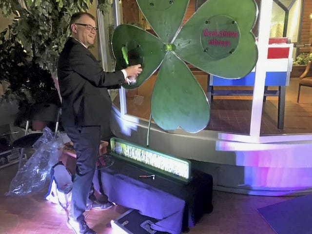 Sipilä purki puoluekokouksen päätteeksi itse rakentamansa "luottamuksen apilan", joka lähti matkalle puoluetoimistoon.