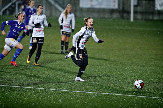 Tämä oli ensimmäisen nousukarsintapelin teema lauantaina: JyPK:n Riikka Lilja karkaa pallon kanssa. VIFK ja mm. Katariina Ketonen putoavat kyydistä. KUVA: TOMI KOSONEN