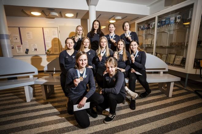 Kuortaneella opiskelevat tyttöleijonat pronssinen MM-mitali kaulassa ja stipendi kädessä. KUVAT: KRISTA LUOMA
