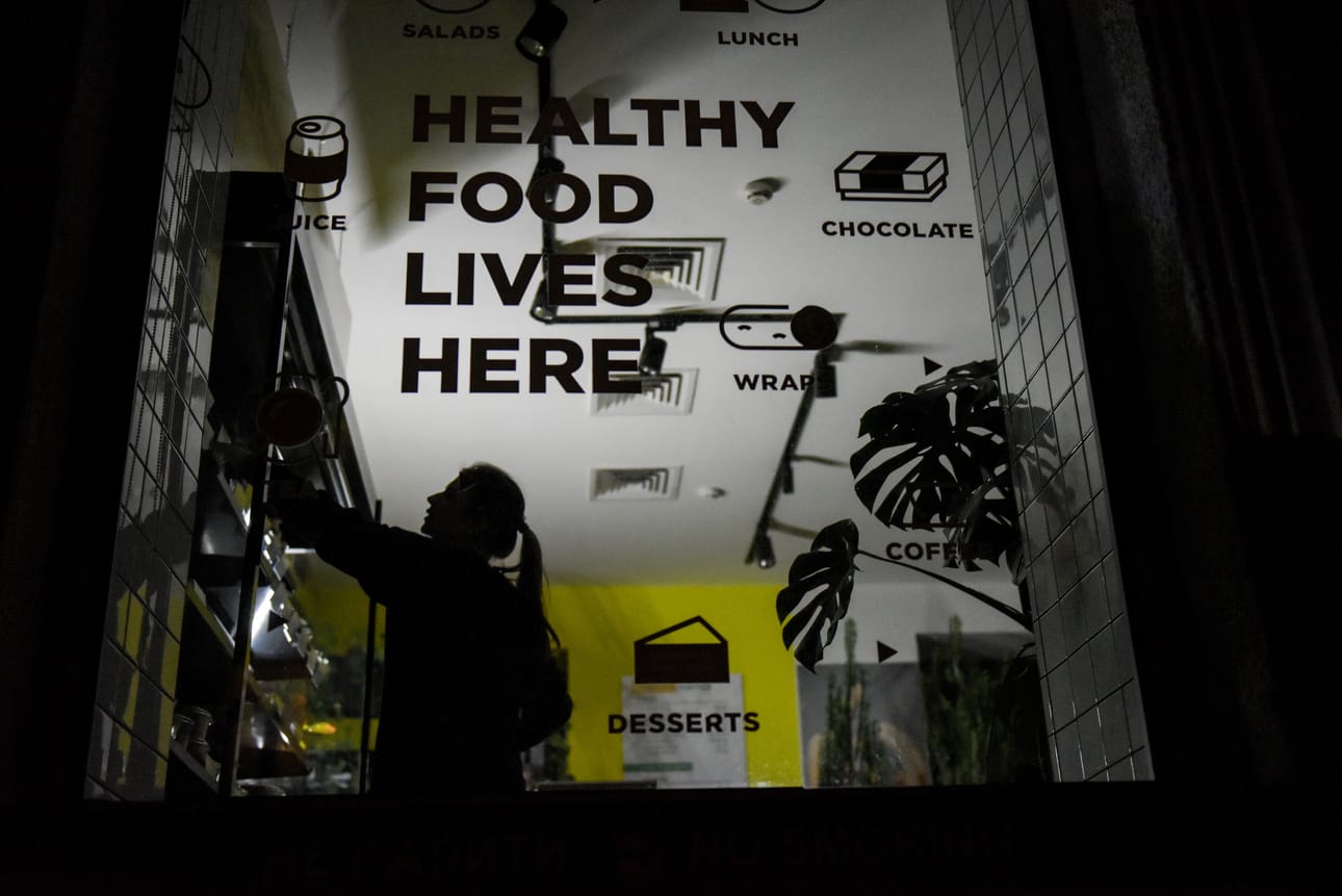 Ukrainassa on kärsitty maanantaina useista sähkökatkoksista Venäjän tekemien ohjusiskujen takia.