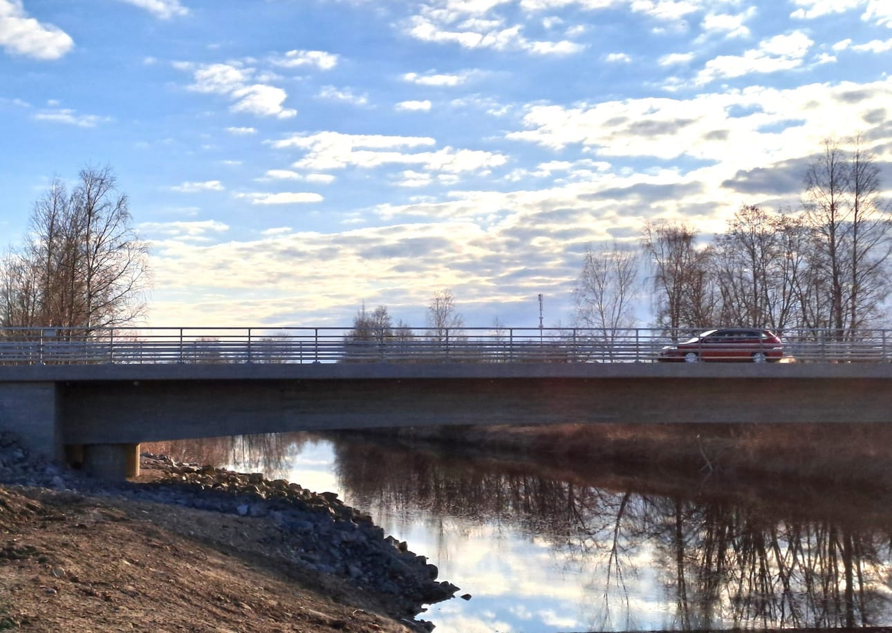 Lapväärtinjoen siltaurakkaan kuului vanhan betonisenpalkkisillan purku ja uuden leveämmän sillan rakentaminen.
