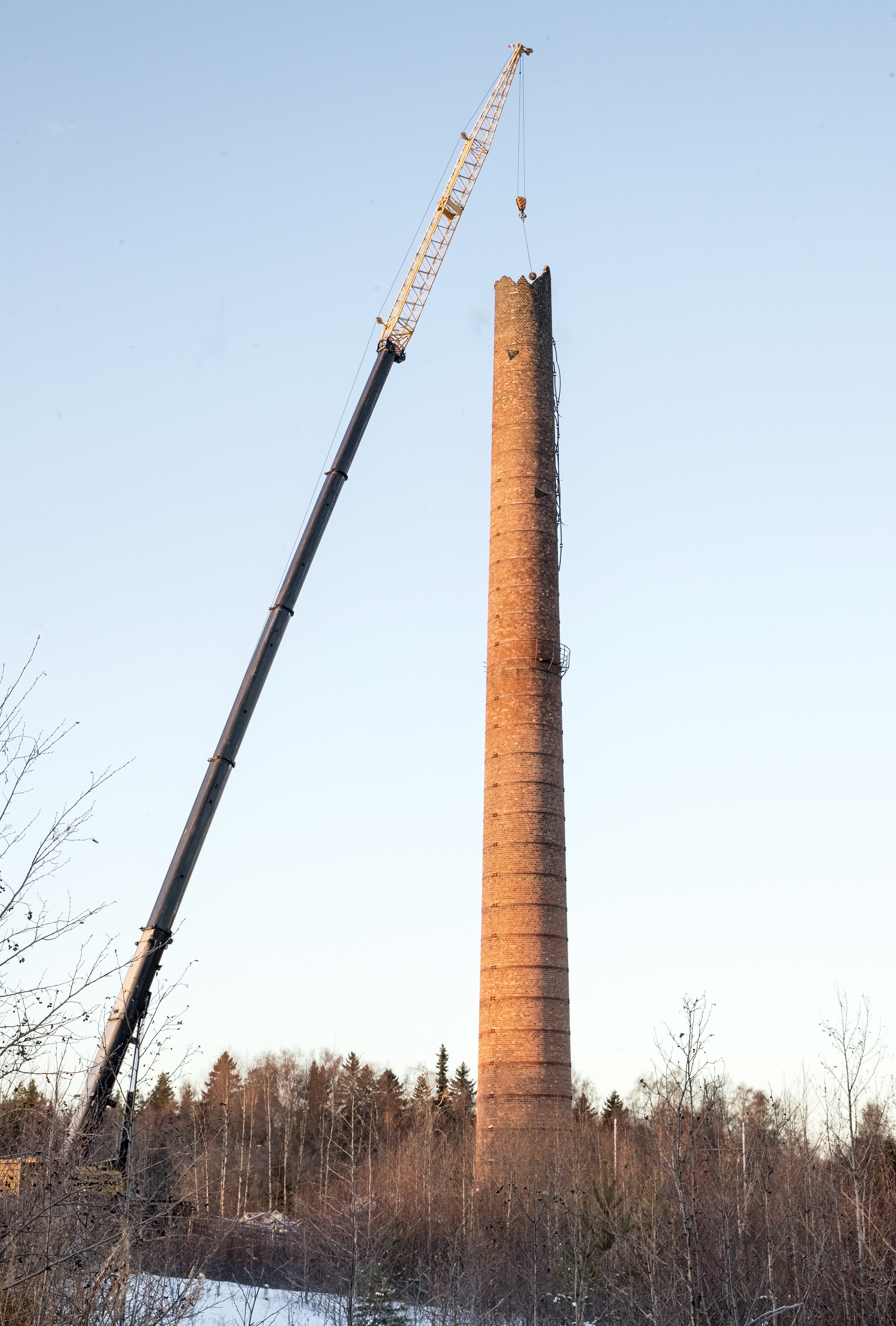 Martinniemen piipun purkutyöt alkoivat keskiviikkoaamuna. 