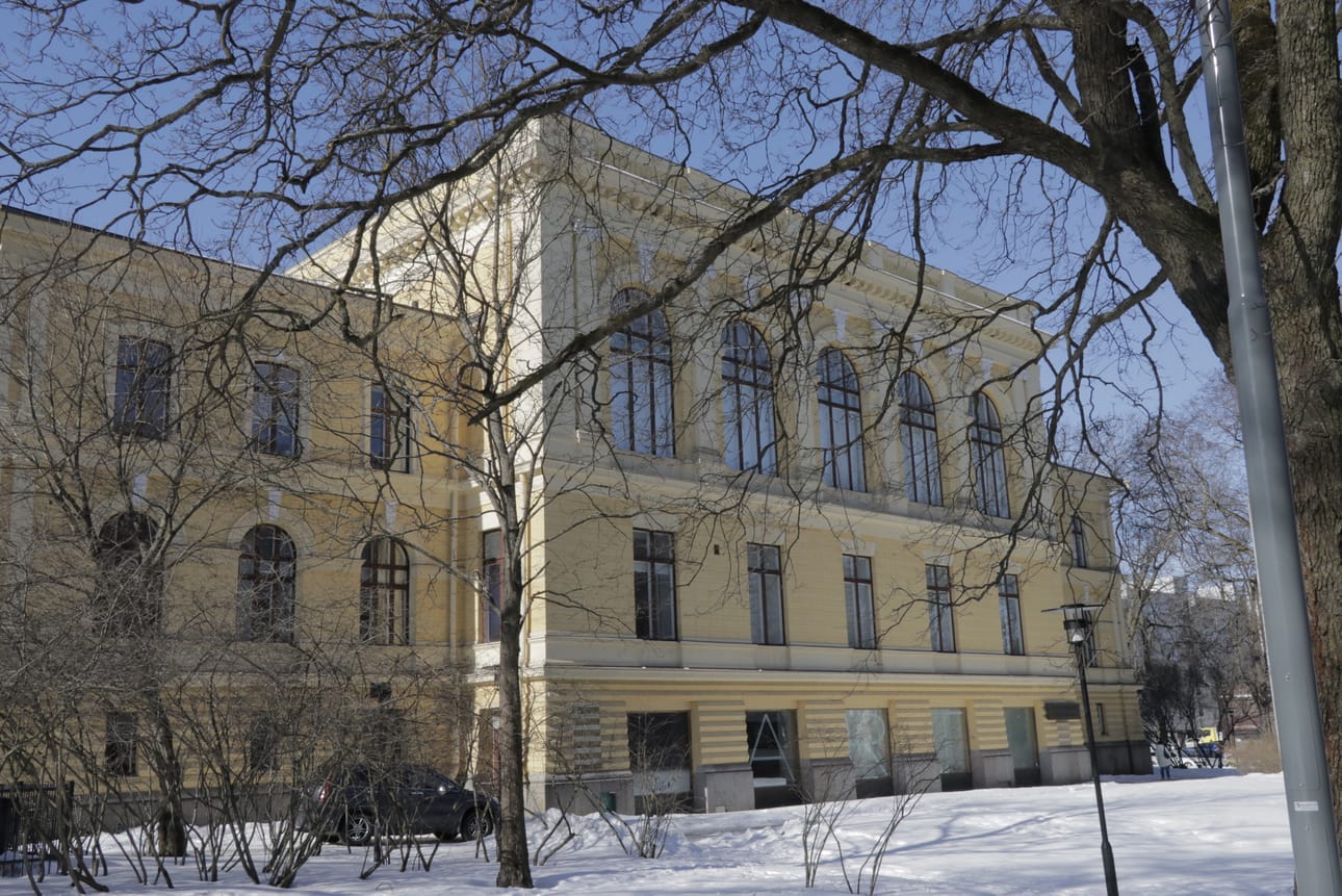 Raastuvankadun puolella kaupungintalon alimmassa kerroksessa on Vaasan taidehalli. Arkistokuva.
