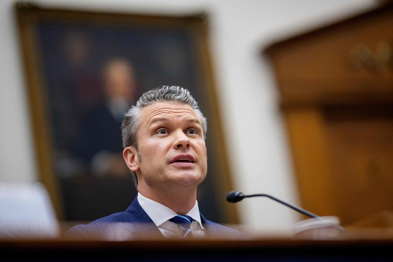 Puolustusministeri Pete Hegseth kirjoitti viestipalvelu X:ssä, että hän antoi viikonloppuna määräyksen sijoittaa lisävoimavaroja Lähi-idän alueelle. LEHTIKUVA/AFP