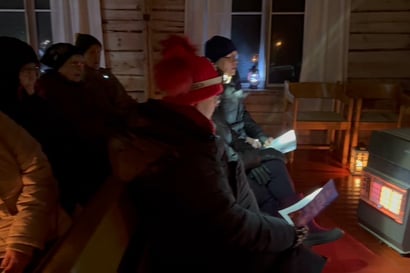 Kärsämänkylän rukoushuoneella laulettiin kauneimmat joululaulut kynttilöiden ja otsalamppujen valaistessa sähkötöntä Herran huonetta.