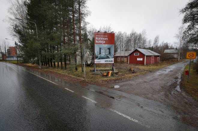 Isännäntien asemakaavan muutos koskee tätä aluetta, jonka rakennusoikeus ja kerrosluku nousisivat. Lisäksi muutoskaavassa esitetään tonttiin liitettäväksi osa Vapaudentien puoleista viheraluetta. KUVA: KARI LÖFHJELM