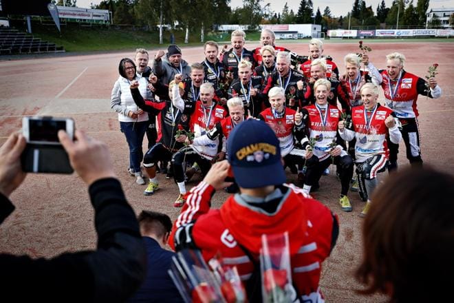 Joukkue pääsi kannattajajoukon kuvattavaksi ja onniteltavaksi heti mitaleiden jakamisen jälkeen. Huutomyrskylle ei ollut tulla loppua, kun pelaajat ja taustajoukot huudattivat toisiaan kerta toisensa jälkeen.