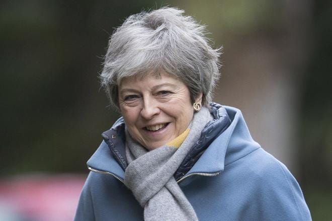 Sunnuntaina matkalla kirkkoon kuvatun Britannian pääministerin Theresa Mayn oli määrä matkustaa myöhään maanantai-iltana Strasbourgiin. KUVA: Stringer/EPA