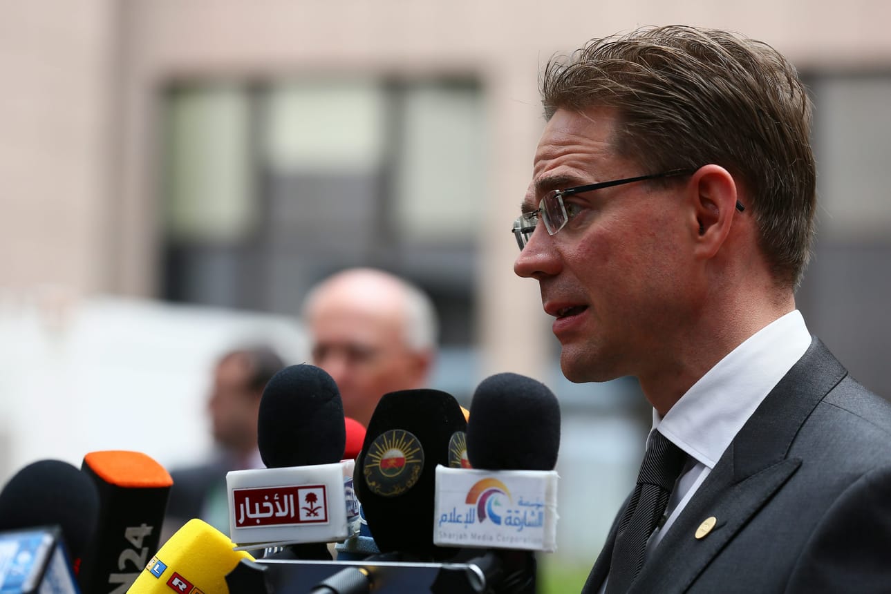 Jyrki Katainen saapumassa EU-kohtajien tapaamiseen Brysseliin.