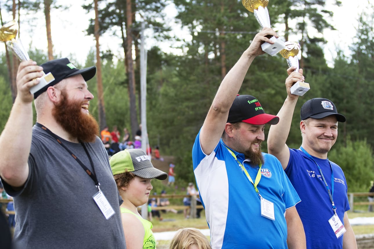 Menestyjän on helppo hymyillä. Super sport 3600 kg -luokassa Tommi Kumpula (Honey Bear) veti kakkoseksi Jouni Pirttiniemen (Househurricane) ajaessa voittoon kahdella full pullilla. Eetu Uusitalo (Twister) nappasi kolmossijan.