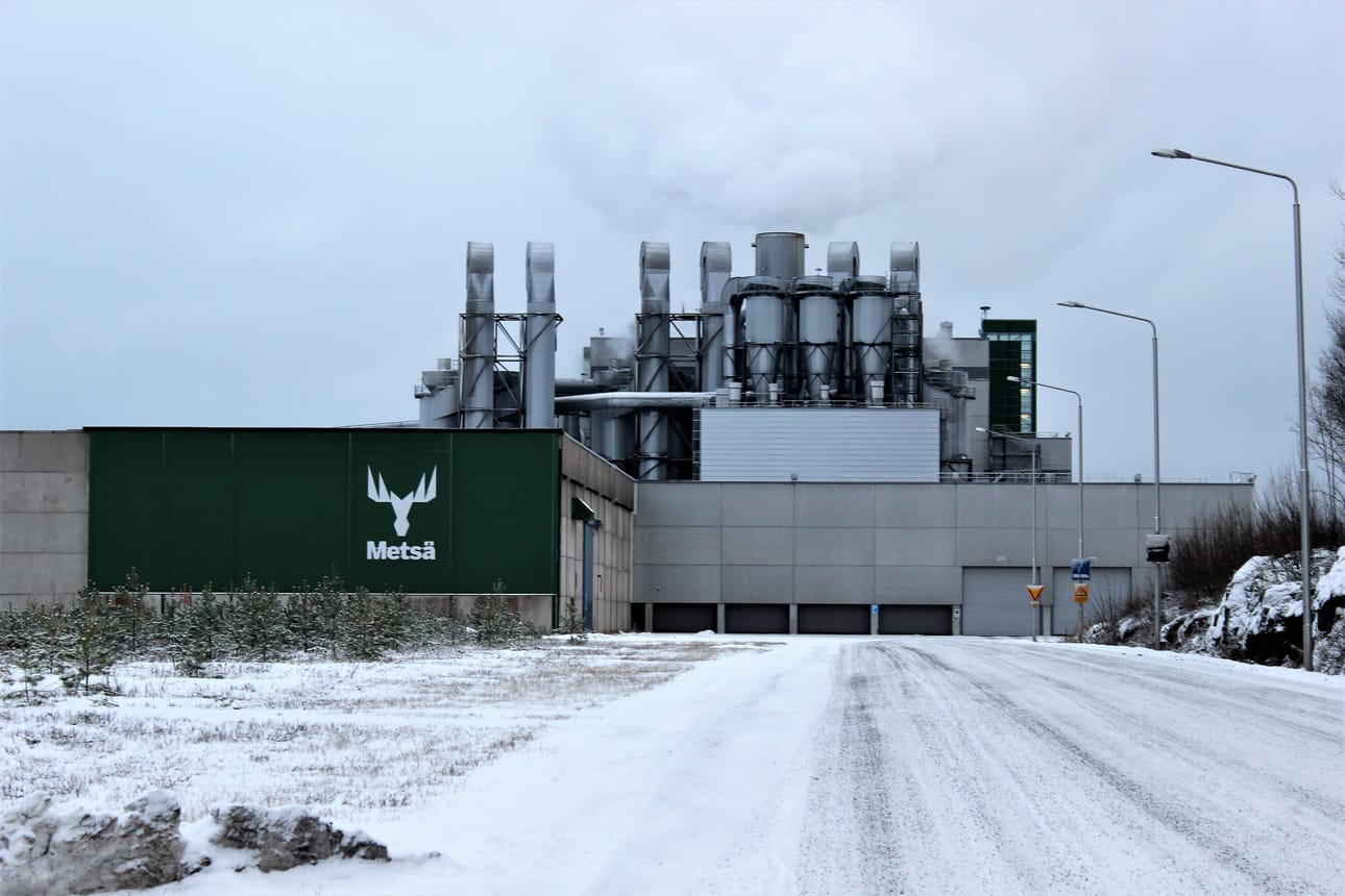Metsä boardin bctmp:tä eli valkaistua kemihierrettä valmistavan tehtaan tuotanto pysäytettiin, kun varastot täyttyivät kuljetusalan lakon seurauksena. Arkistokuva.