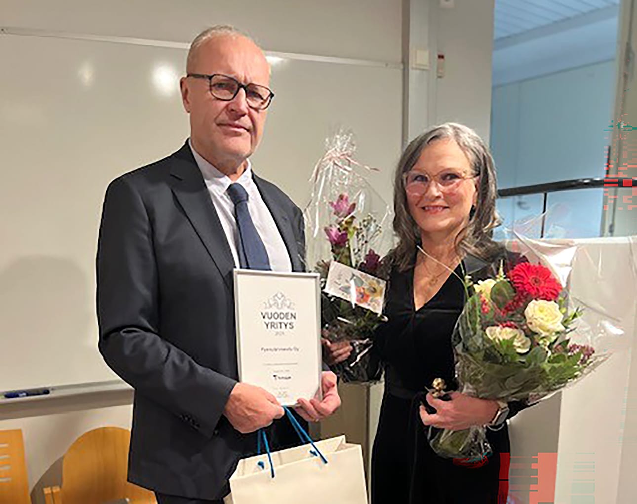 Juha ja Katariina Latvalan yritys FysioJärviseutu palkittiin Vimpelin Vuoden yrityksenä.