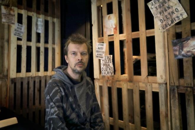 Olisiko maailma toisenlainen, jos uskonnollisten liikkeiden yhteisöllistä voimaa käytettäisiin todellisten yhteiskunnallisten ongelmien ratkaisemiseen, kysyy Juha Luukkonen. Hän ohjaa Seinäjoen kaupunginteatterille helluntaisaarnaaja Niilo Yli-Vainion elämään pohjaavan näytelmän. Luukkonen on ohjannut Seinäjoelle myös Väinö Linnan Täällä Pohjantähden alla -tulkinnan. KUVA: HEIKKI HAKANEN