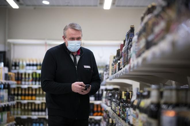 Seppo Metsola korostaa, että asiakaspalvelutyössä asiakaan hienovarainen kohtaaminen on tärkeää. Siksi esimerkiksi asiakkaan alkoholiongelmista puhutaan vain, jos asiakas ottaa sen oma-aloitteisesti puheeksi. KUVA: JARNO PELLINEN