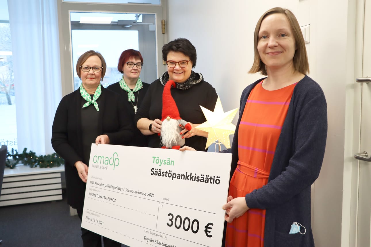 Tarja Pollari, Päivi Ahola ja Aino Reinikka ojensivat ison shekin, jonka otti vastaan Katja Mäkynen MLL Alavudesta.