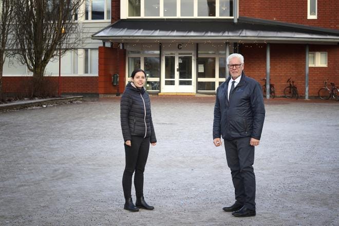 Apulaisrehtori ja opinto-ohjaaja Laura Torkko on hyvillään siitä, että hyviä tekoja voidaan nyt palkita myös stipendillä. Lahjoituksen teki Jorma Saarela. KUVA: JOHANNA KATAJA