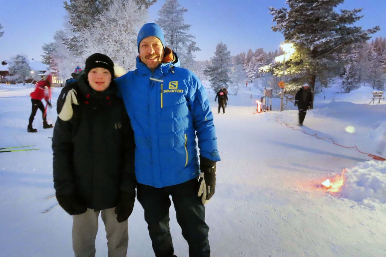 Mikko ”Peltsi” Peltola valitsi kilpasarjan, vaikka matka oli typistetty viiteen kilometriin. Osmo-poika jäi pitämään pirttiä lämpimänä siksi aikaa, kun isä viipyisi ladulla.