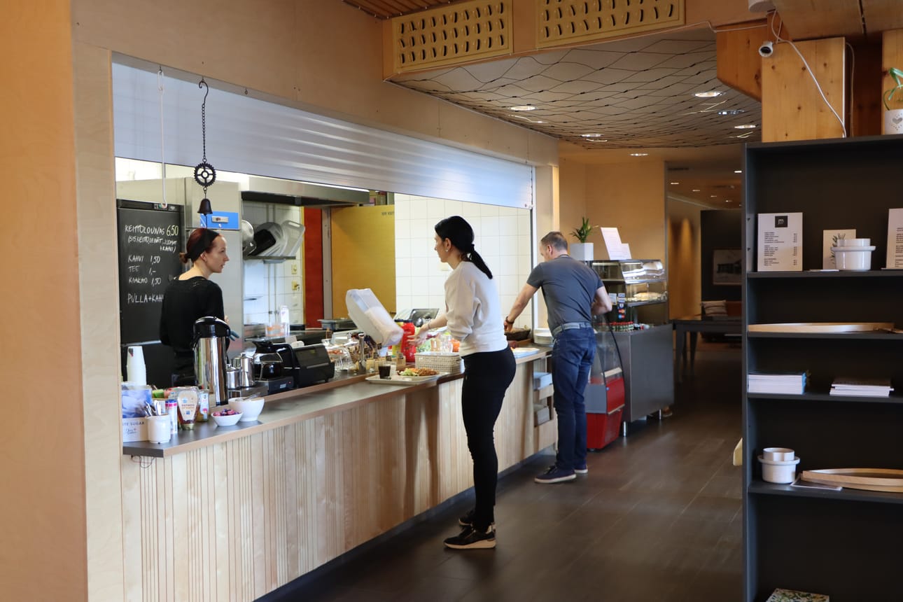 Margit Tammsaar (vas.) on kokannut lounasta Sellan Kaffilassa lähes kahdeksan vuoden ajan. Viimeisen kerran lounasta sai Tammsaaren valmistamana Sellassa torstaina 14.4.