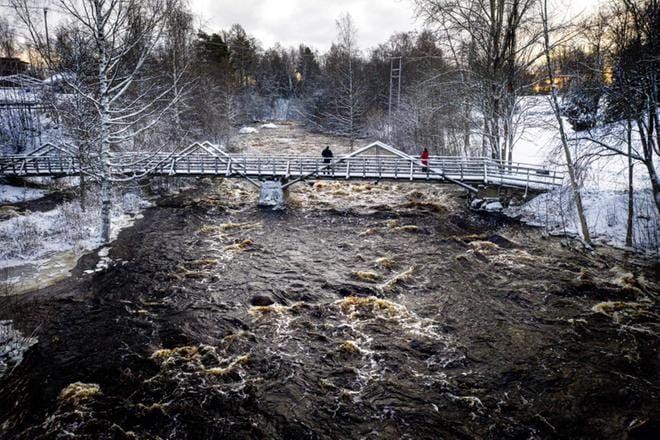 Seinäjoen Energian muuntajan rikkoutuminen näkyy Seinäjoen vanhassa uomassa suurina virtaamina. Kuvassa vesi virtaa Mallaskoskessa. Kuva: Kari Löfhjelm