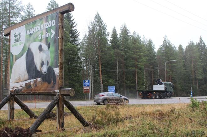 Ähtärin eläinpuiston ison mainoskyltin lähelle on jatkossa, kunhan kaava on hyväksytty, tulossa maa-alue liikerakentamista varten. KUVA: REIJO HEIKKILÄ