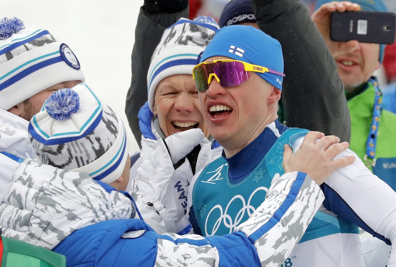 Iivo Niskasen olympiakultaa juhlittiin Suomen joukkueessa maaliintulon jälkeen.