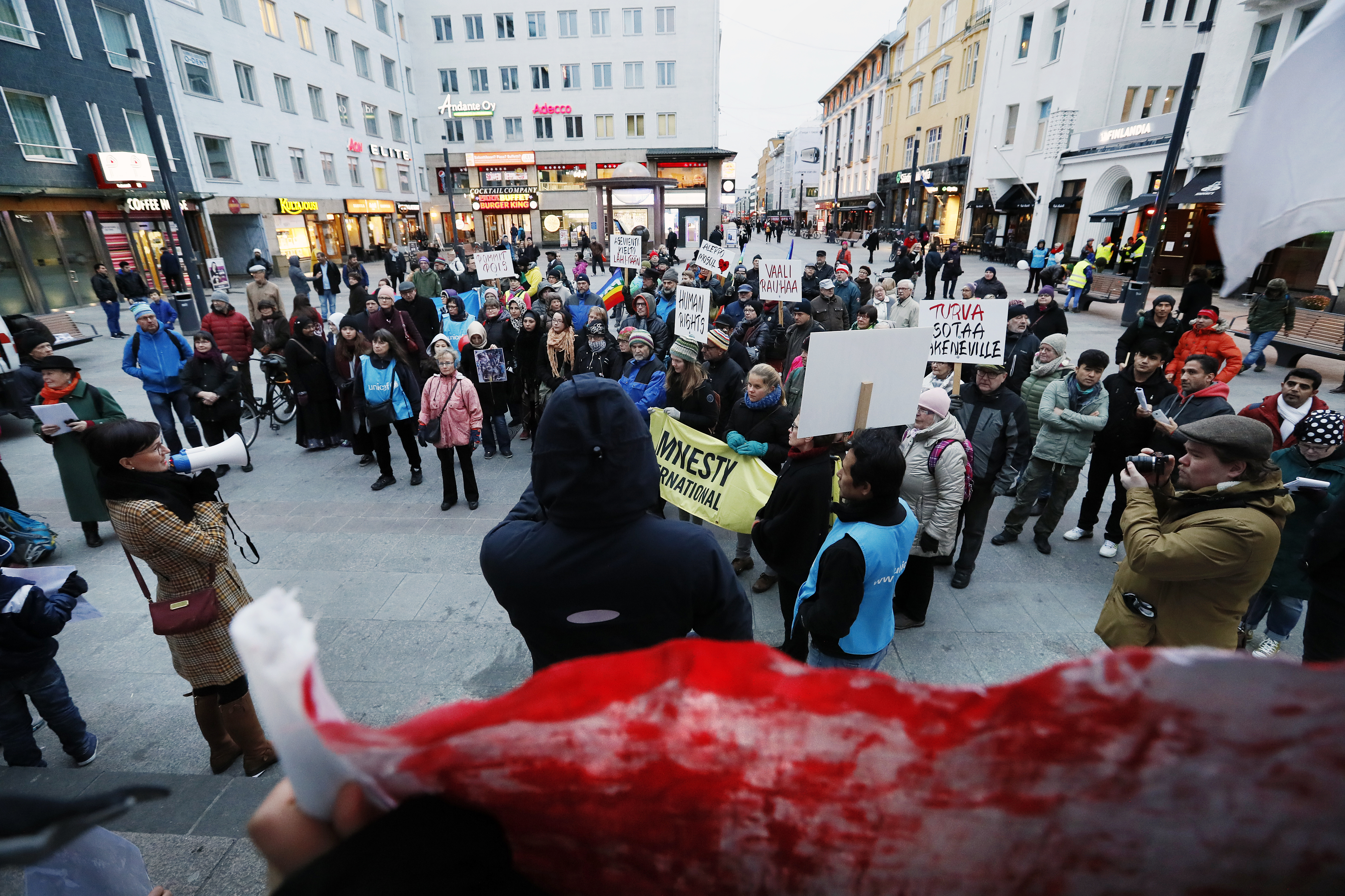 Oulun Naisunionin ja Oulun Rauhanryhmän järjestämä rauhankulkue liittyi YK-päivän Syyria-teemaan.