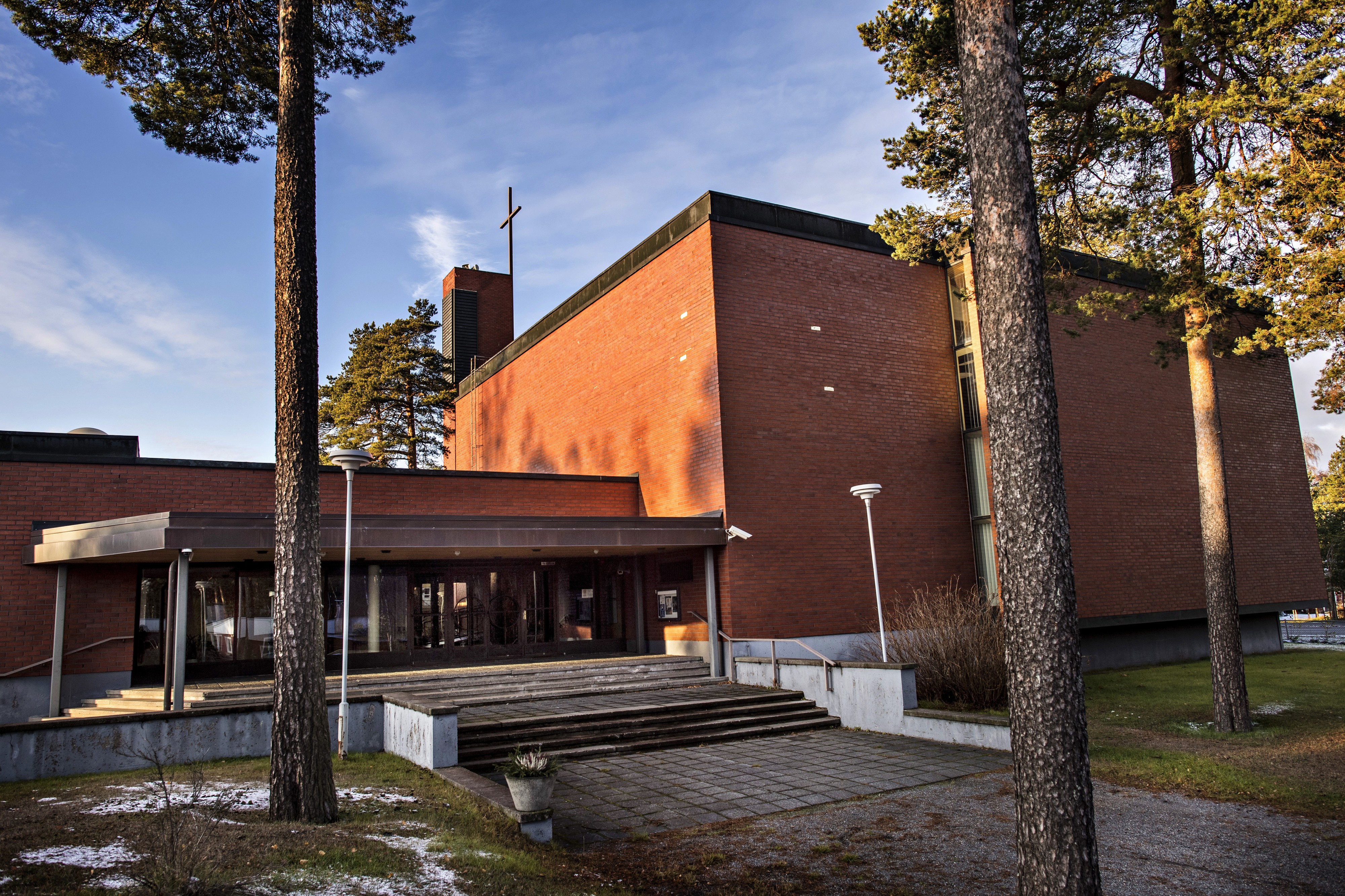 Ykspihlajan kirkon yhteydessä toimii päiväkerho ja sen toisessa sivusiivessä on kaikkiaan kuusi vuokra-asuntoa.
