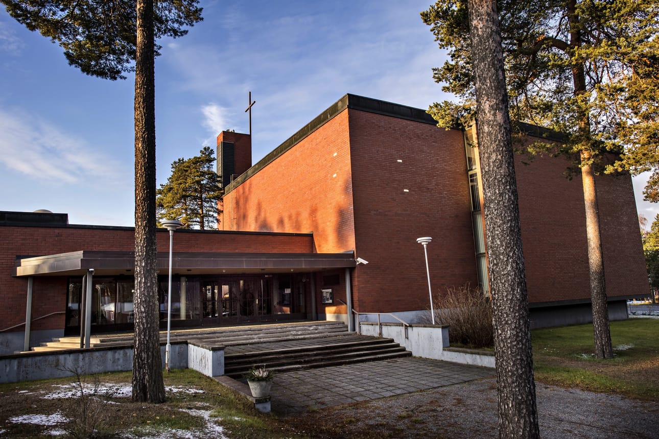 Ykspihlajan kirkon yhteydessä toimii päiväkerho ja sen toisessa sivusiivessä on kaikkiaan kuusi vuokra-asuntoa.