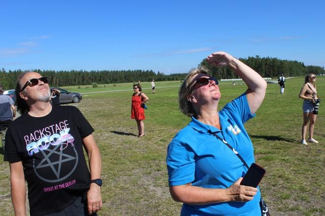 Myös Alavuden lentokenttäsäätiön sihteerinä toimiva Ulla Koivisto sekä miehensä Veli-Antti Koivisto seurasivat suurella kiinnostuksella kaupunginjohtaja Liisa Heinämäen tandem-hyppyä viime kesänä. ARKISTOKUVA: REIJO HEIKKILÄ