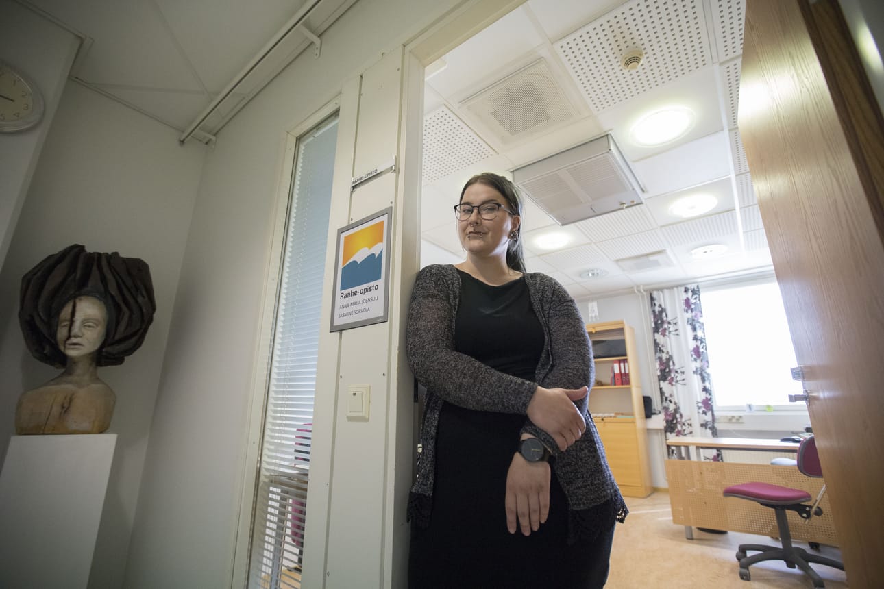 Jasmine Sorvoja kertoo haluavansa oppia neulomaan ja virkkaamaan paremmin. Hän kertoo, että mummu opetti hänet lapsena neulomaan sekä virkkaamaan ja kysyy edelleen mummulta neuvoja.