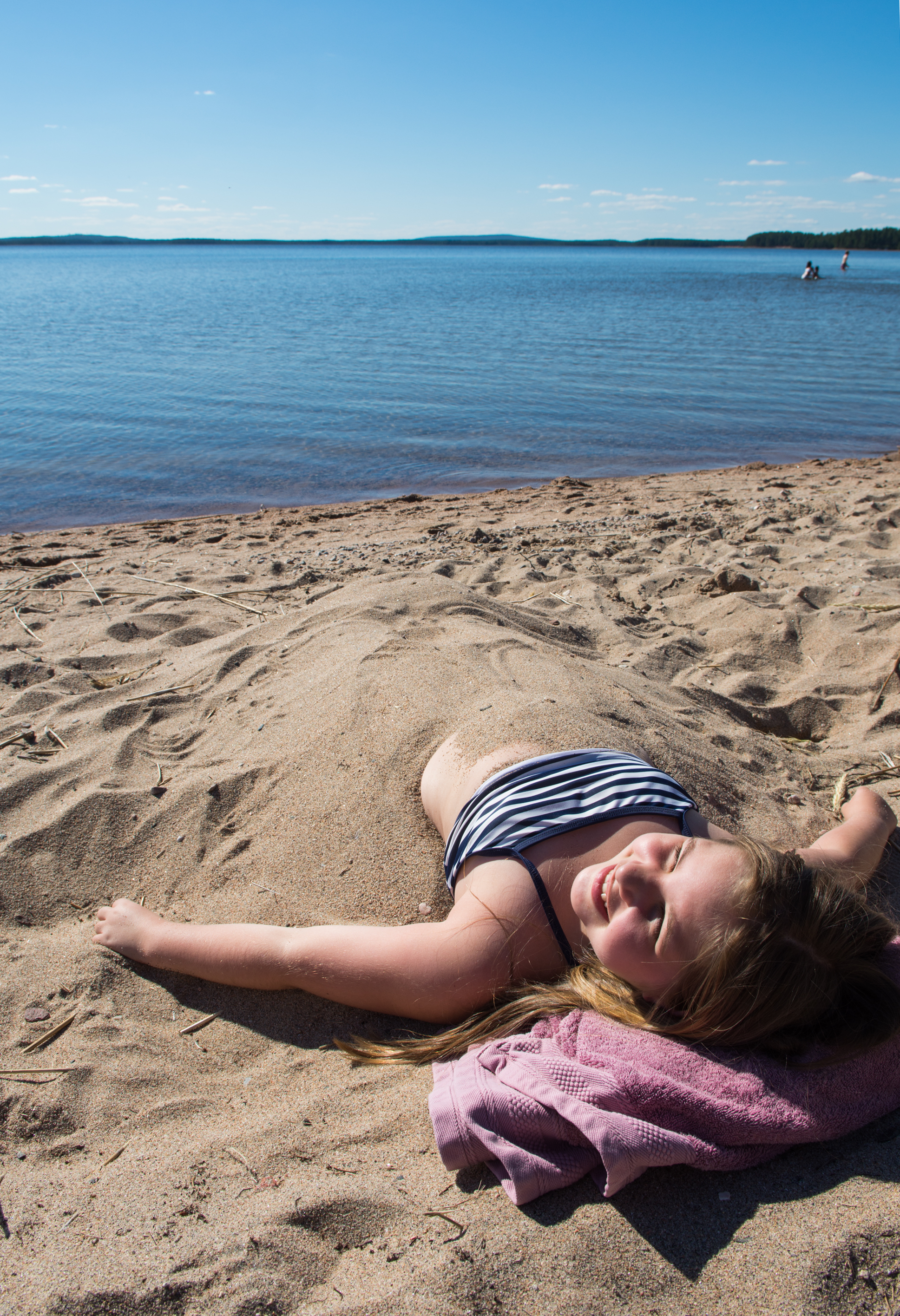 Sophia Poutiainen nautiskeli Livojärven rantahiekan lämmöstä ja auringonpaisteesta.