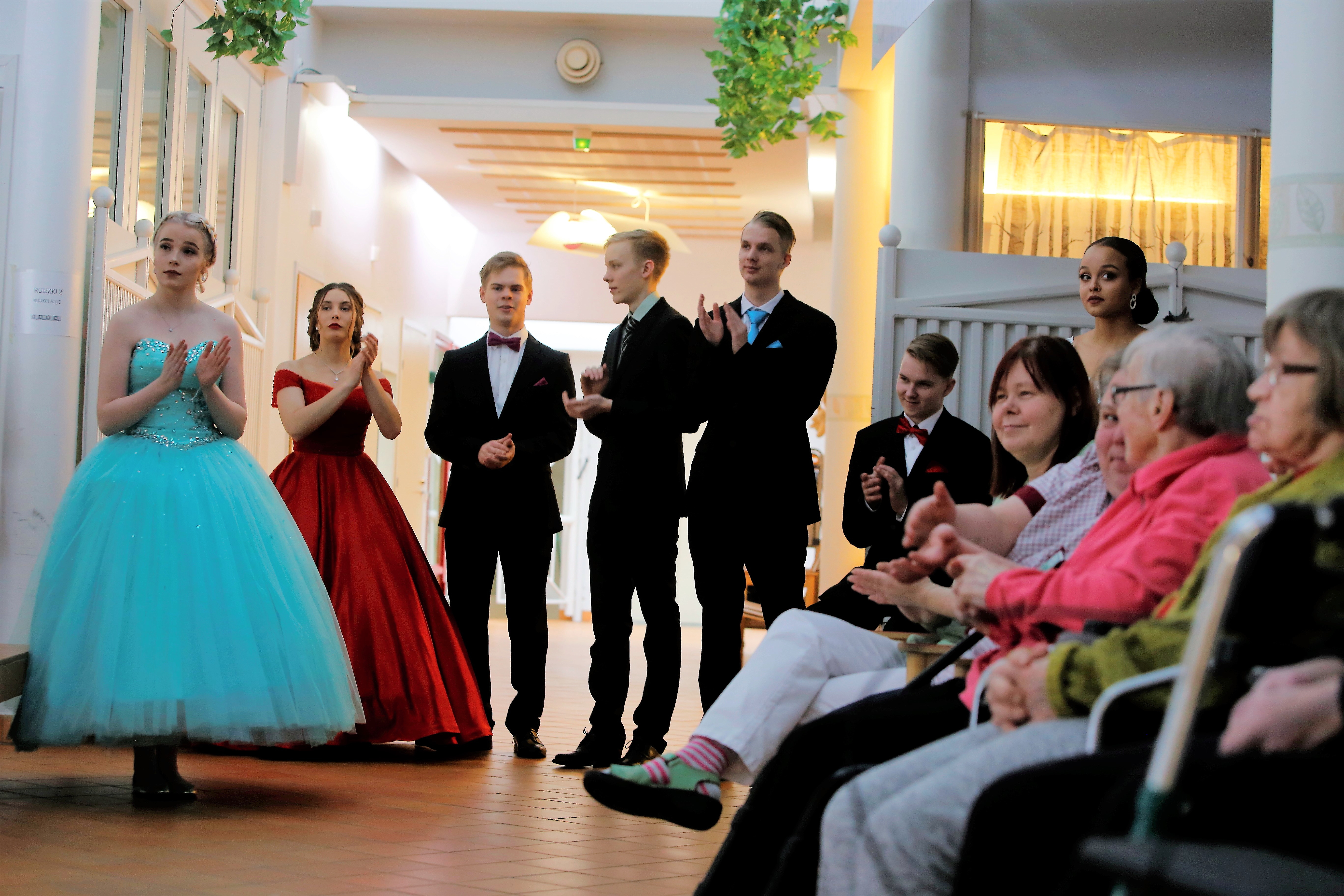 Yleisöä ja vuoroaan odottavat tanssijat kiittivät esityksestä runsain aplodein.