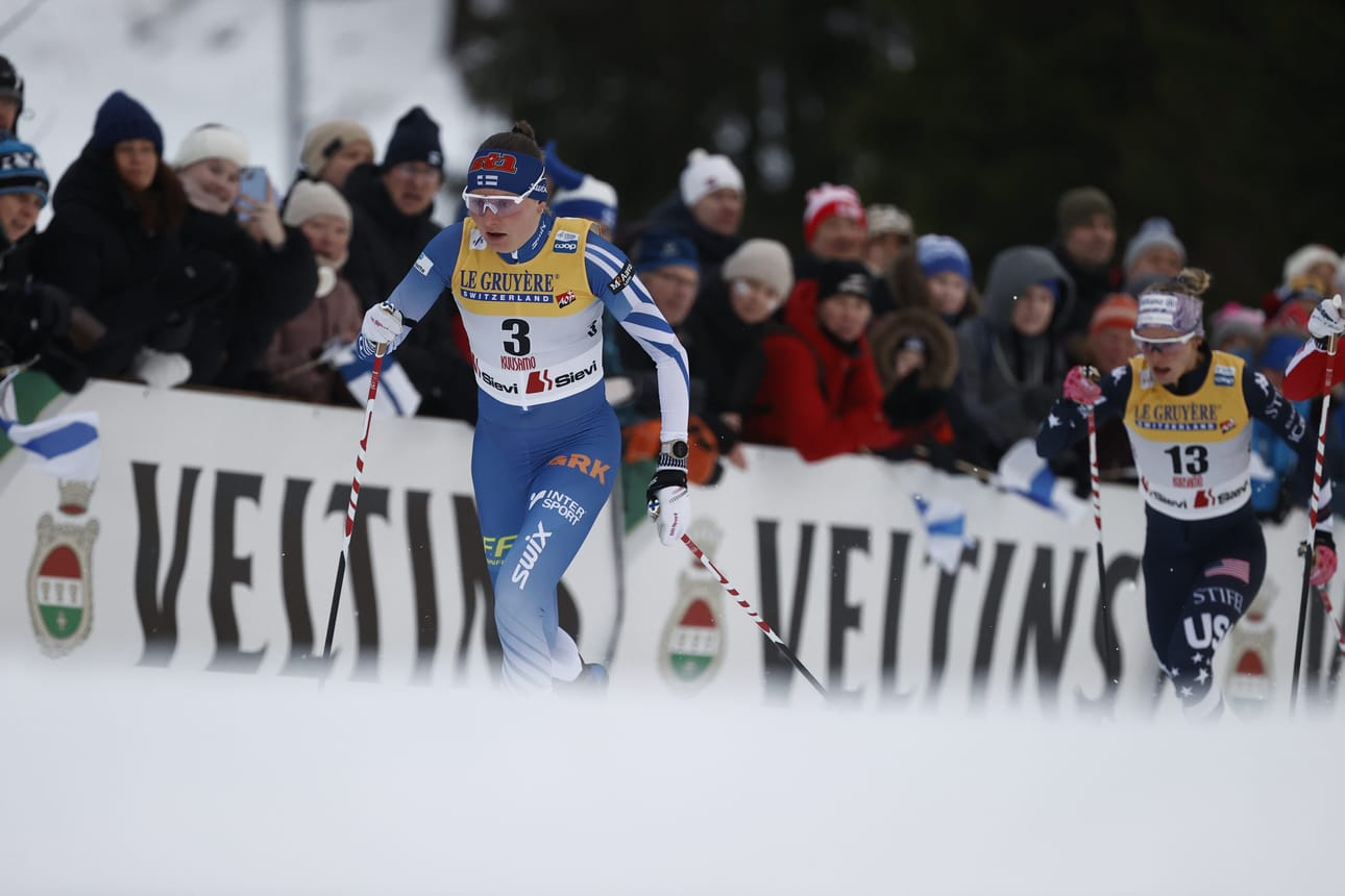Kävijätutkimuksen mukaan yleisö viihtyi Rukan maailmancupissa. Kuvassa yleisö tarkkailee Johanna Matintalon (numero 3) menoa sprinttikisassa lauantaina 29. marraskuuta. Matintalon takana hiihtää Yhdysvaltain Jessie Diggins.
