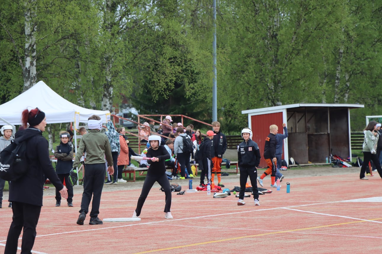 Jurvan urheilukentällä pelattiin toukokuussa 2026 Kurikan koulujen välinen pesäpalloturnaus, jossa Jurvan joukkueet ottivat kultaa ja hopeaa. Arkistokuva.
