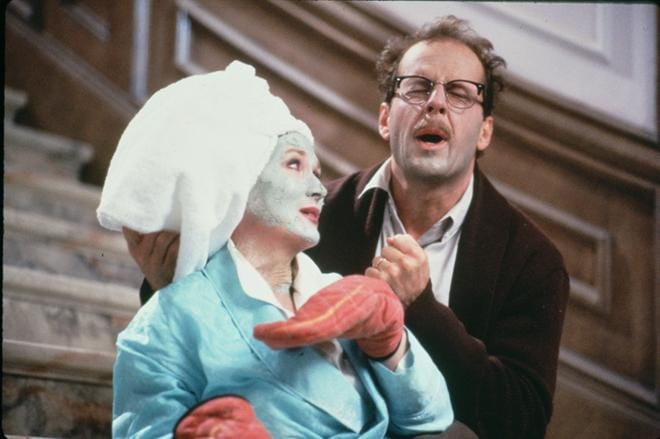 Kuolema pukee häntä -elokuvassa Meryl Streep on napannut ystävänsä kanssa kihloissa olleen Bruce Willisin. KUVA: Frii