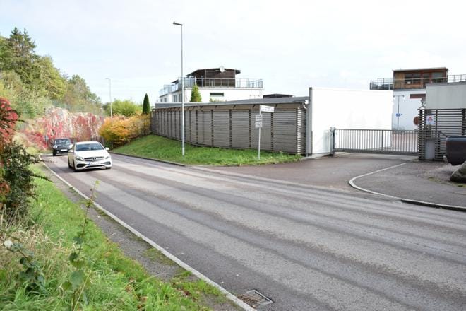 Yksityisalueeksi merkitty Dalgångsgatan on yksi Ruotsin aidatuista, korkeiden muurien taakse rakennetuista asuinalueista. Asukkaista on mukavaa, että portti estää lapsia juoksemasta tielle. KUVA: HANNA TUULONEN