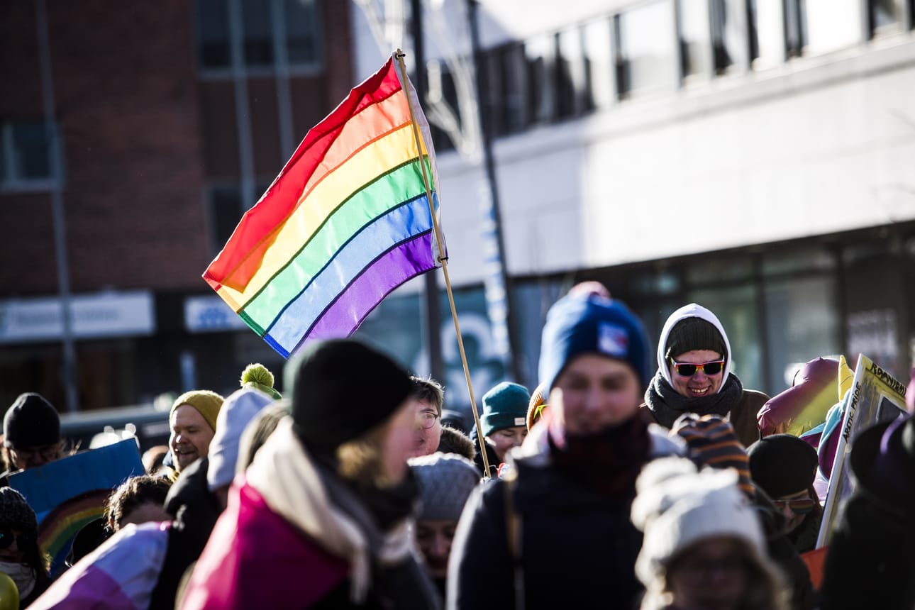 Kirjoittaja ehdottaa sateenkaarisiltaa Rovaniemelle esimerkiksi Ruokasenkadun kevyen liikenteen sillalle. Arkistokuvassa sateenkarilippu liehuu Arctic Pride -tapahtumassa maaliskuussa 2019.