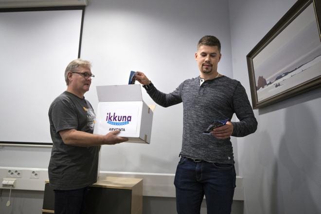 Viime vuoden Ikkuna-prinssi Sami Aalto nosteli Ikkuna-festivaalin voittoarvat tänä vuonna. Apurikseen hän sai Ikkunan päätoimittaja Vesa Koivumäen. Kuva: Jarno Pellinen