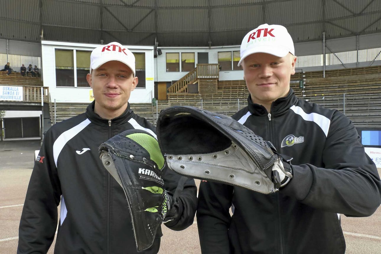 Antti Väänänen ja Tuukka Sarkkinen hakivat uusia kokemuksia viikonloppuna B-poikien Itä-Lännestä. Kumpikin pääsi pelaamaan myös ulkokentällä.
