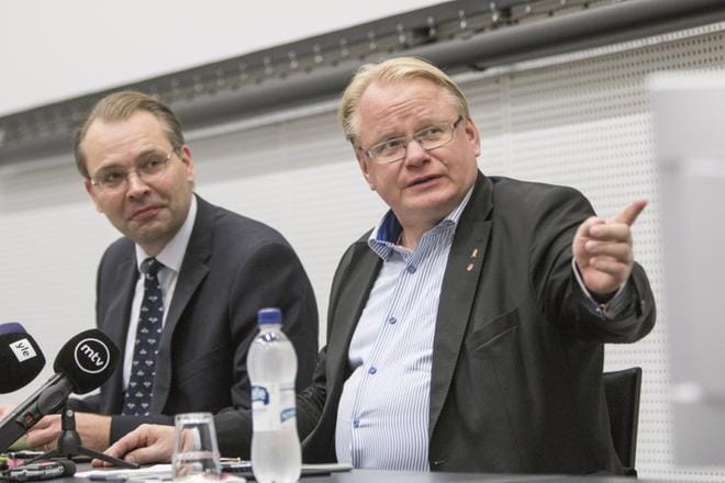 Puolustusministeri Jussi Niinistö (sin.) ja suomalaisen sotalapsen poika, Ruotsin puolustusministeri Peter Hultqvist (sd.) ovat nykyään saumaton työpari. KUVA: PEKKA LASSILA