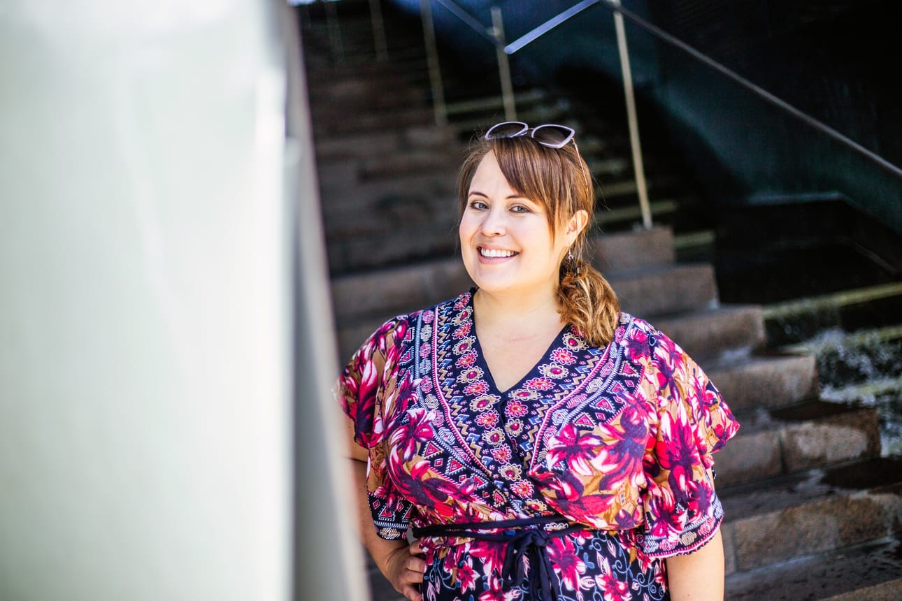 Yleisölle tutuksi Hanna Kinnunen tuli yli vuosikymmen sitten astellessaan Pihlajakadulle Salla Mattilan roolissa. Fanien yllätykseksi hahmo palasi takaisin sarjaan ennen kesätaukoa. Televisiotyön lisäksi Kinnusen kalenteria ovat täyttäneet työt toimittajana ja luottamustehtävät kunnanvaltuustossa.